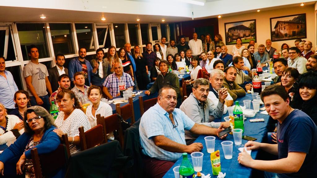 SanguinettiLP's tweet photo. Compartir una buena 
cena con amigos, 
charlar y 
construir el bien común!! 

@VascoAmonda 
@amendolaraok 
@castromauri78 
@galizzi_julia 
@gcaresano https://t.co/V5dV52Lb1x