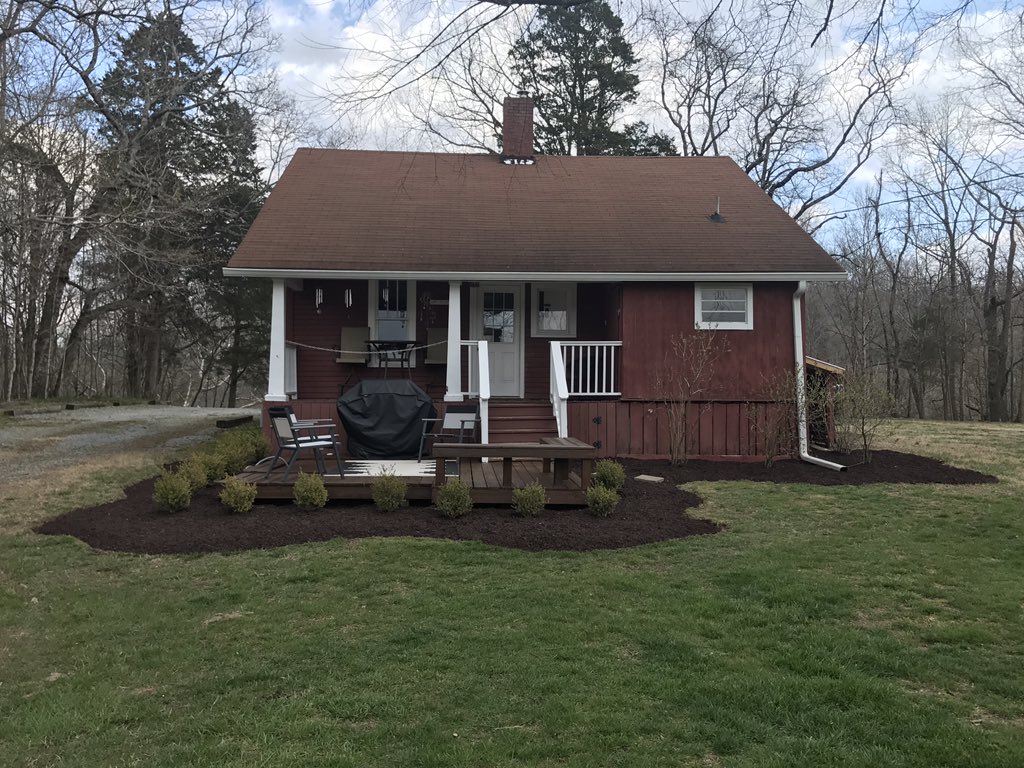 BirdsongLodge's tweet photo. It's #SpringTime :)) #lewiscottage #DeckTime new #Mulch !!!! #VRBO #Airbnb #vacationrental #vacationmode #vacation #countryliving #cottage @TNVacation #madeintn @vrbo @Hwy65vacation @LiveRez @visitmusiccity @Airbnb #Nashville https://t.co/uwSsprwBym