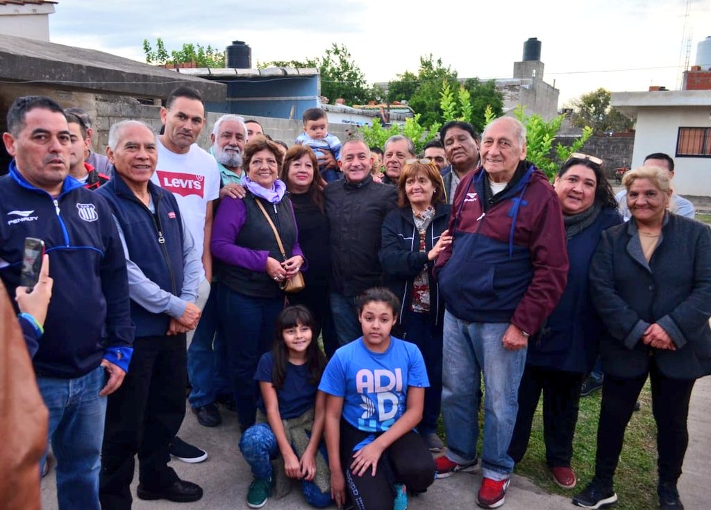 ljuez's tweet photo. Ésta es nuestra Córdoba que enamora con su gente.
Gracias Ramón, un vecino de Barrio San Roque, que nos recibió porque ya quiere un Cambio para la ciudad. 
#JuezEnElBarrio
#JuezVuelve
#CórdobaCambia https://t.co/xN3aoP7pcU