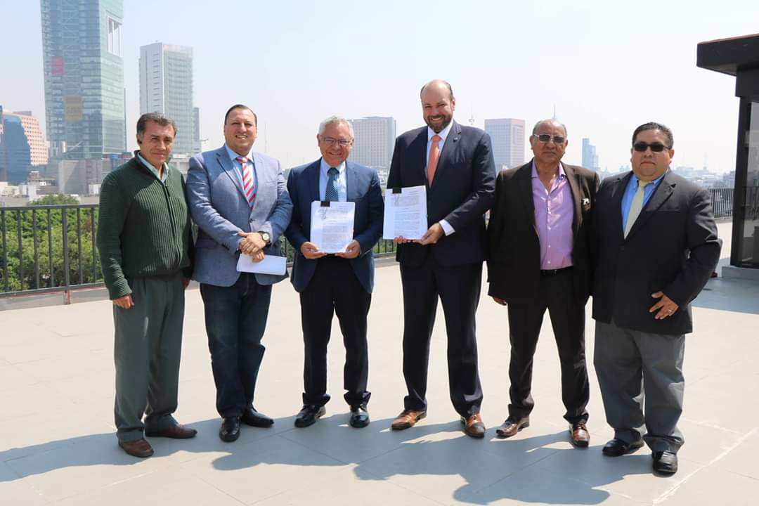 VolvoBusesmx's tweet photo. Estamos orgullosos de haber formalizado la producción de 70 unidades #VolvoAccess para la @RTP_CiudadDeMex. Un gran paso para la #movilidad urbana de #CDMX. https://t.co/FEHqb4CfNc