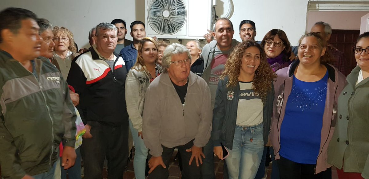 FCivicodeCba's tweet photo. Nos recibió Mauricio en su casa de B° San Vicente para conversar de las problemáticas del sector, que no son pocas. Con el compromiso de siempre vamos a seguir trabajando por nuestra ciudad. 
#LuisJuez2019
#CordobaCambia
#JuezVuelve https://t.co/Z5XsYVnBMA