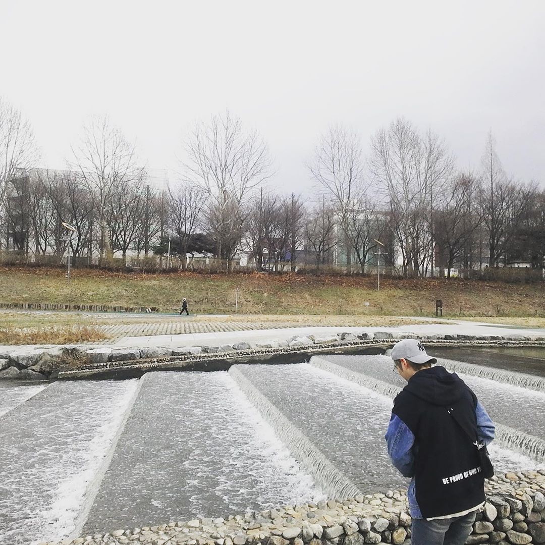 DaewonBrasil's tweet photo. ☂️ | #IG 📸 | 21.03.19 | Atualização do Daewon em seu Instagram. (dw_317)

"2019/3/21
No meu caminho para o treino...😳"

#대원 #DAEWON #박대원 #유앤비 #UNB #MADTOWN #매드타운 https://t.co/OMu8YoQV63