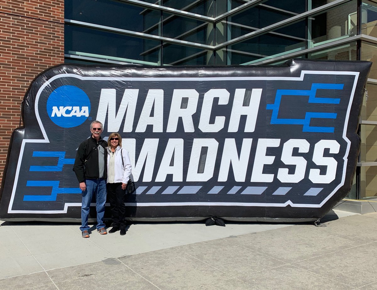 RealMikeFoley's tweet photo. Great games at DES MOINES March Madness!  #Marchmadness https://t.co/ShpTwejhL7