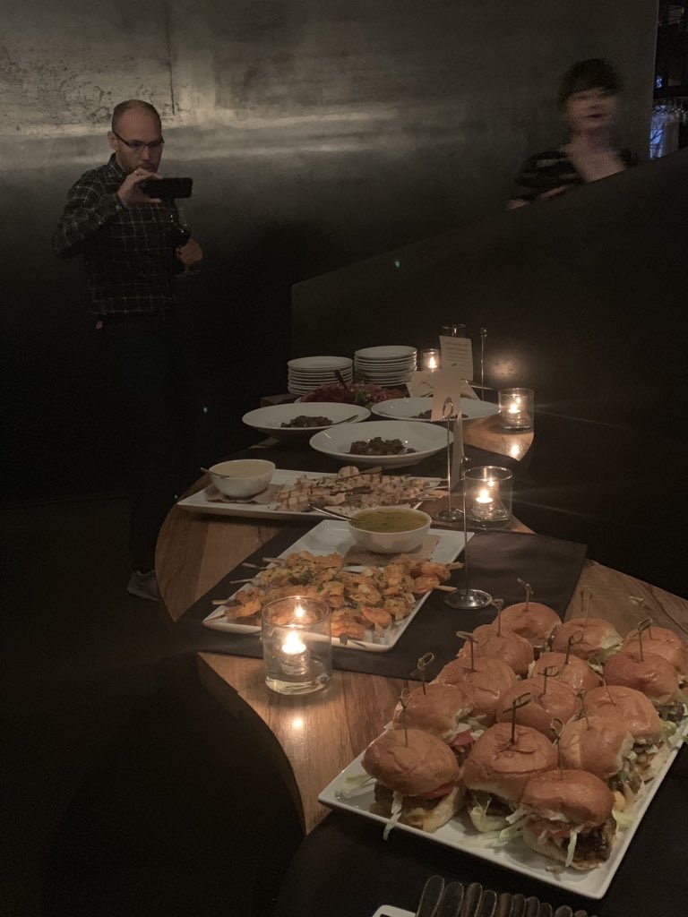 _unaizc_'s tweet photo. #plainusa #party https://t.co/6nAJ1kM9ah
