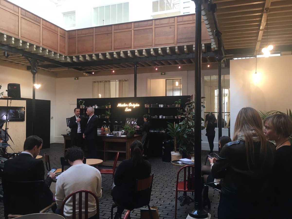 NespressoAgitFR's tweet photo. Le #NespressoCoffeeLab , ça démarre ! Notre DG @DeschampsArno fait découvrir à des influenceurs et entrepreneurs ce qu’il y a derrière la capsule et l’amont agricole du café @NespressoFR . https://t.co/T6dvQGusaZ