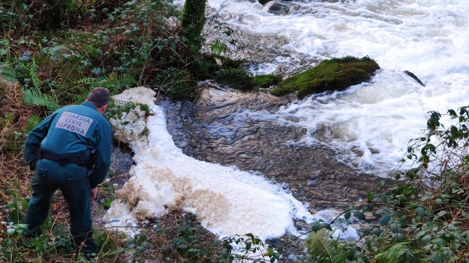 guardiacivil's tweet photo. La Organización Mundial de la Salud estima que en 2025 la mitad de la población mundial vivirá en zonas con escasez de agua. 

#Denuncia los vertidos ilegales. #SEPRONA 📲 #062 
#DíaMundialdelAgua 
#GComprometidos 
https://t.co/aXc2HPAUOH https://t.co/aVIkEL5gFN