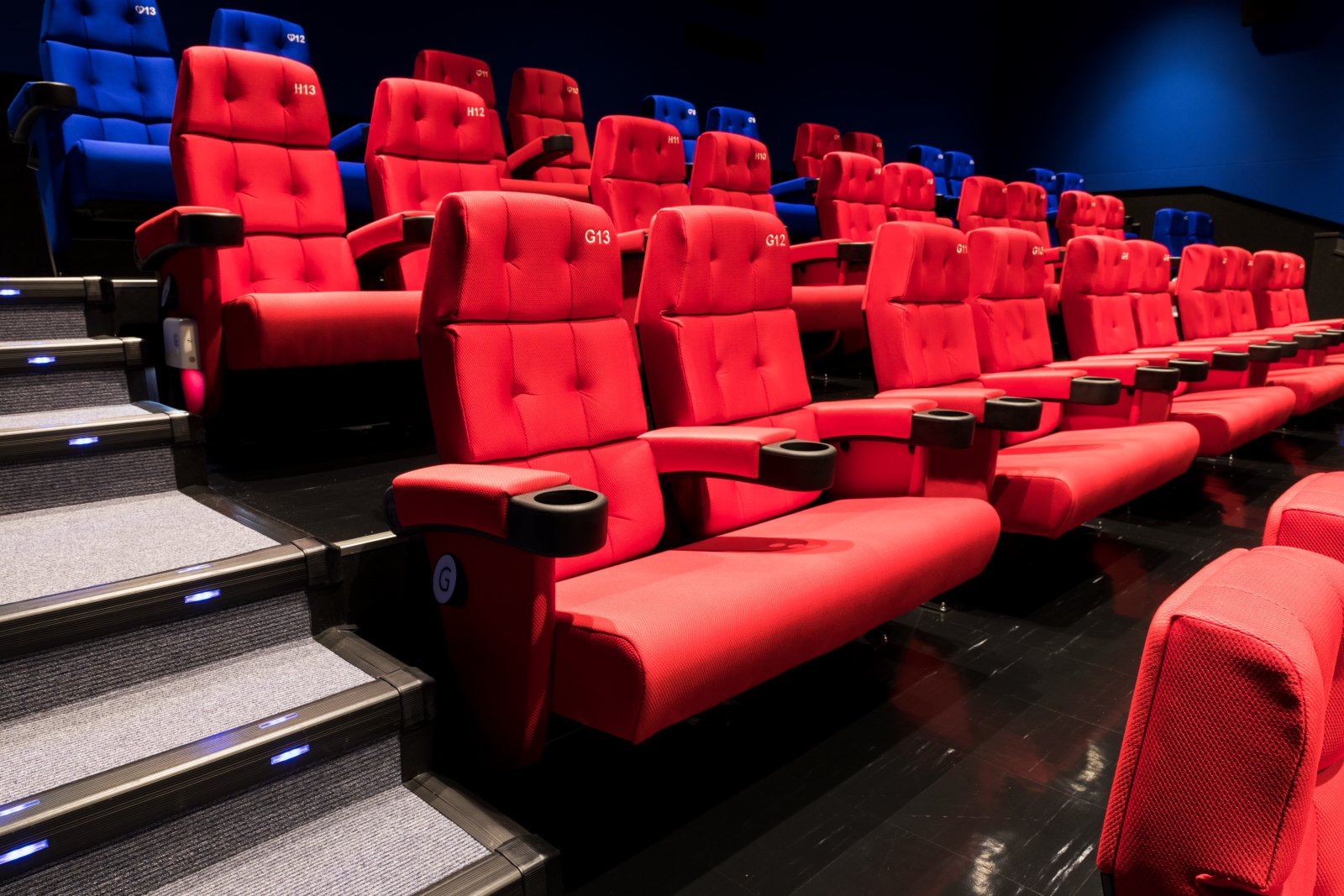 成田humaxシネマズ ペアシートなのに 中央の肘掛が二人の間を隔ている いえいえ ちゃんと肘掛が上がります ペアで利用できる専用の大型ブランケットも備えられております この機会にぜひ 成田humaxシネマズの全席ペアシート劇場 フタリウム