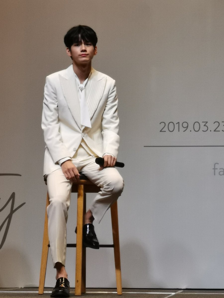 play_dukhoo's tweet photo. 덮옹에 흰 수트라니...
 #옹성우 https://t.co/DoZuj64FGx
