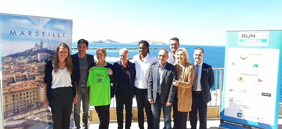 CA_alp_prov's tweet photo. [ RUN IN #Marseille ] J-2
Lors de la conférence de presse du #RuninMarseille nous avons présenté le Tshirt #TeamCAAP qui sera porté par nos salariés en présence de Jean-Claude Gentet, président de l'association @S_a_l_V - #SourireàlaVie que nous soutenons cette année. #Solidaires https://t.co/HwhwsARgZu