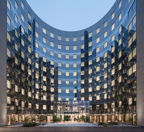 Spaces, acteur de premier rang de l’univers du coworking, a ouvert à la Défense, son plus grand centre d’Europe. Le projet signé par l'architecte Axel Schoenert offre aux un lieu ouvert, facilitant les échanges  entre entreprises de toute taille.lc.cx/mDiD