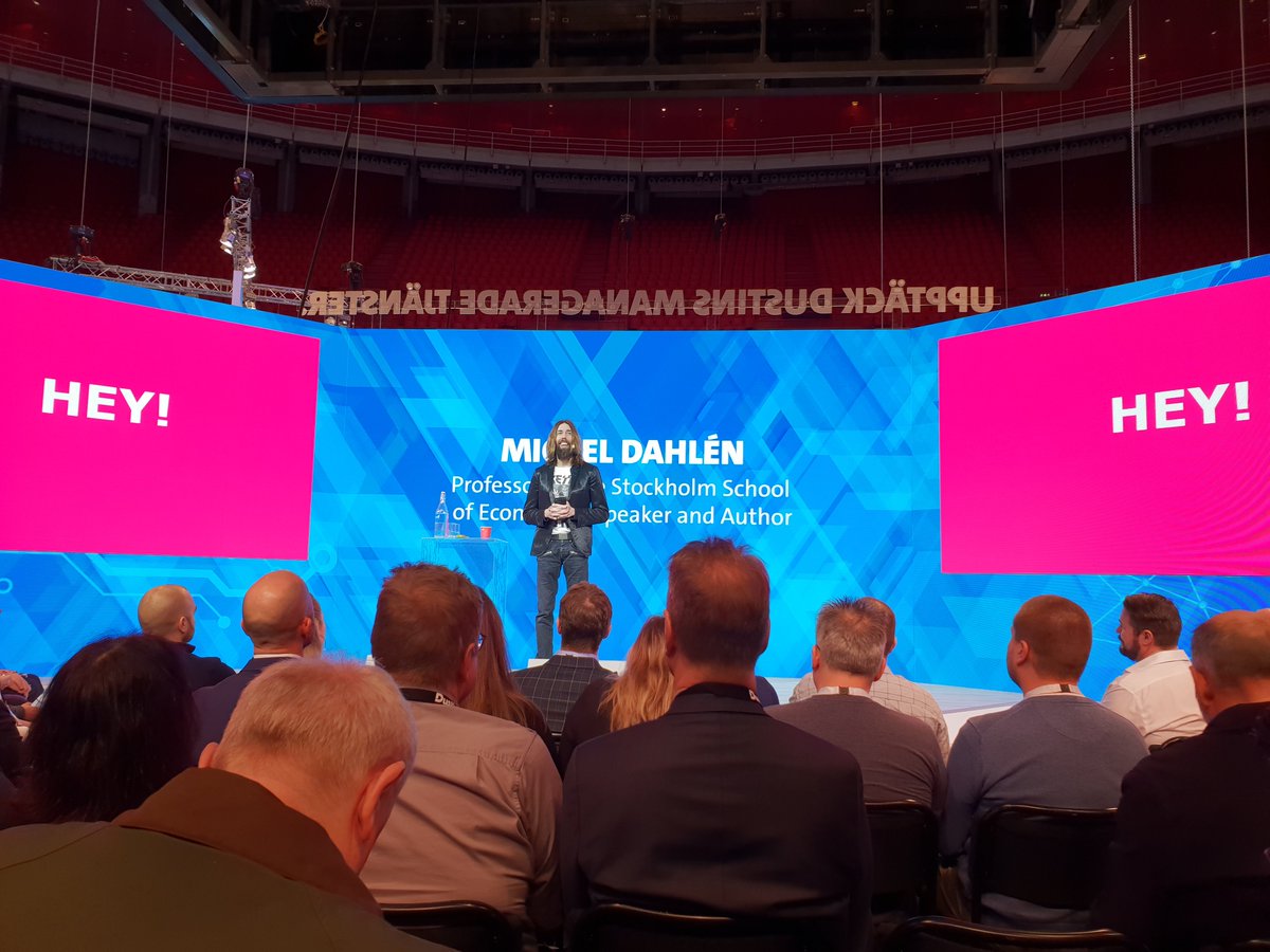 TeamDevster's tweet photo. Mikael Från Devster besökte igår #DustinExpo. Föreläsningarna hade rubriker som "Vilka är hackarna?", "Så kommer 5G förändra IT-branschen" och "Innovation, hållbarhet och goda affärer". Speciellt intressant var föreläsningen "Vem är smart i framtiden?" av Micael Dahlén. https://t.co/gHU4wI5BMm