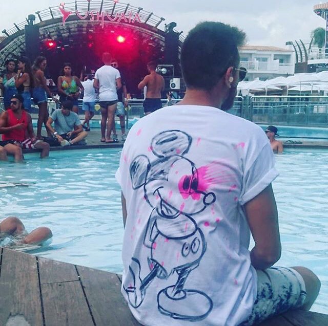 yannick_chavez's tweet photo. Même à IBIZA retrouver Mickey by @ora_artist 
.
.
#image #limage #teamlimage #mode #model #mickey #oraartist #art #artist #madeinfrance #madeinusa #travel #fashion #clothes #ushuaia #ibiza #spain #men #menstyle #fashionman #summer #goodvibes https://t.co/Zf8jGFc5Ij