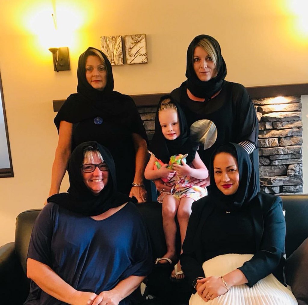 diaspora_turk's tweet photo. Yeni Zelanda Başbakanı Jacinda Ardern’in çağrısı üzerine bugün ülkedeki birçok kadın başörtüsü takarak Müslümanlara destek oldu. Katılanlar arasında polisler, TV sunucuları, öğrenciler ve çocuklar da var. 🌿 https://t.co/6TWocN9TcY