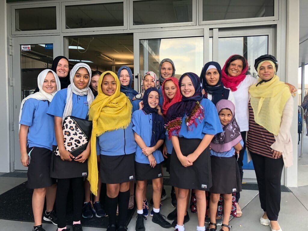 diaspora_turk's tweet photo. Yeni Zelanda Başbakanı Jacinda Ardern’in çağrısı üzerine bugün ülkedeki birçok kadın başörtüsü takarak Müslümanlara destek oldu. Katılanlar arasında polisler, TV sunucuları, öğrenciler ve çocuklar da var. 🌿 https://t.co/6TWocN9TcY