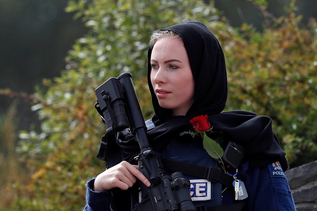 diaspora_turk's tweet photo. Yeni Zelanda Başbakanı Jacinda Ardern’in çağrısı üzerine bugün ülkedeki birçok kadın başörtüsü takarak Müslümanlara destek oldu. Katılanlar arasında polisler, TV sunucuları, öğrenciler ve çocuklar da var. 🌿 https://t.co/6TWocN9TcY