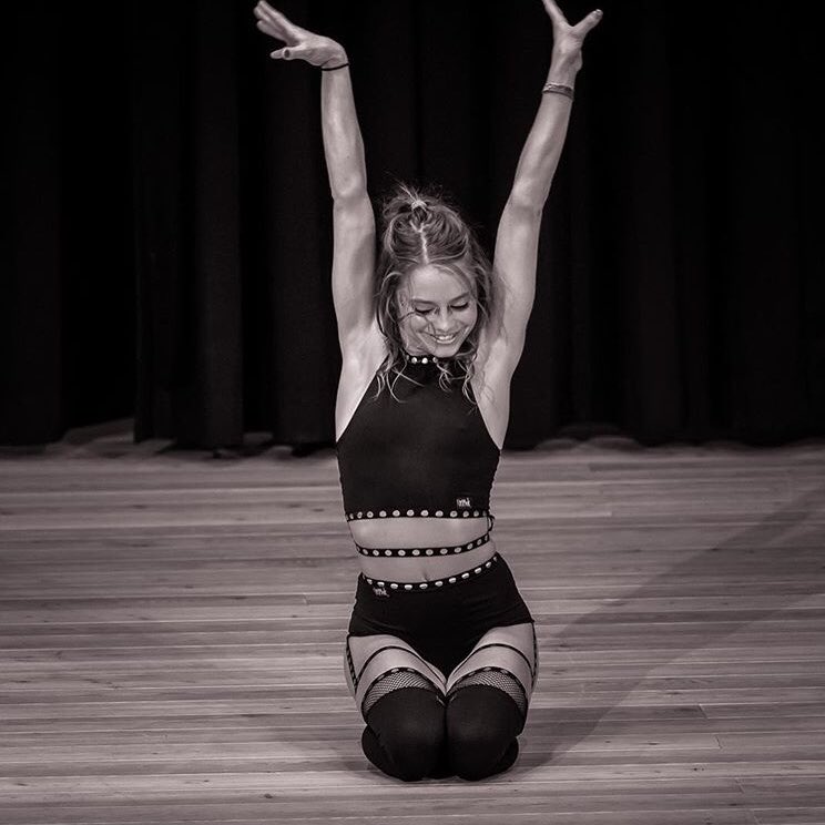winkfitnesswear's tweet photo. WHO’S GOT THAT FRIDAY FEELING? Kali Set by Wink
#hulahooping #aerial #aerialhoop #aerialsilks #aerialyoga #lyra #hulahoop #hulahooping #fireperformer #aerialinstructor #hulagirl #hooptricks #hoopmove #hoopskills #dancer #danceclothing #hooplikeagirl #hooplife #hulahoop #huladance https://t.co/SRfCcbwOX4