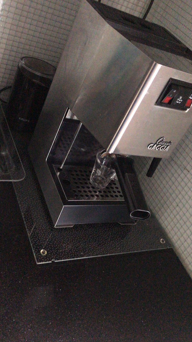 MarkHuinder's tweet photo. Zit je dan met je espressomachine en je goede gedrag....maar zonder prik vanwege #stroomstoring https://t.co/XyIm31th1g