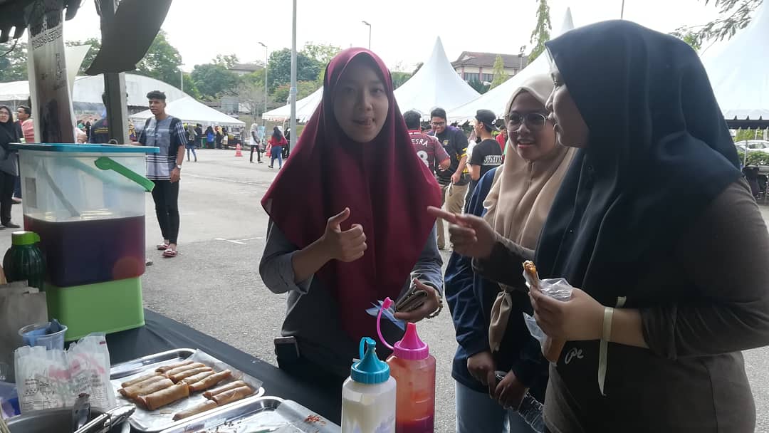 DIBAJohor's tweet photo. ✨Live Update Unifest 2019 ✨

🌯POPIA CARBONARA RM1 (PCS) 
🌭CORNDOG RM 3 (PCS) 
🥙KEBAB RM 3
🍦ICE CREAM CHOKI-CHOKI/CUMI RM 1
🥤LYCHEE ICED TEA RM 2 

📌VENUE : DATARAN PTDI 1
📌DATE: 21/22 MARCH
📌(THURSDAY/FRIDAY)
📌TIME: 10 AM - 10 PM

#unifest #uitmjohor https://t.co/zQehqMTmwQ