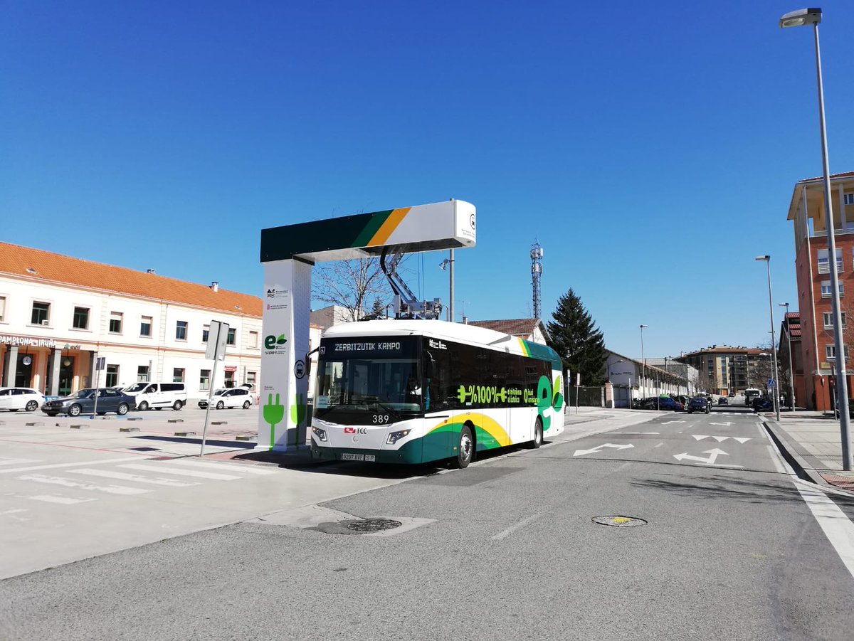 VectiaMobility's tweet photo. Hoy entra en funcionamiento la primera línea de bus urbano 100% eléctrica de Navarra, implementada por #Vectia en Pamplona. La presidenta de la Comunidad Foral y otras autoridades apoyaron esta mañana esta puesta en marcha antes de participar en #NaVeac Days https://t.co/MFfBYgjVFL