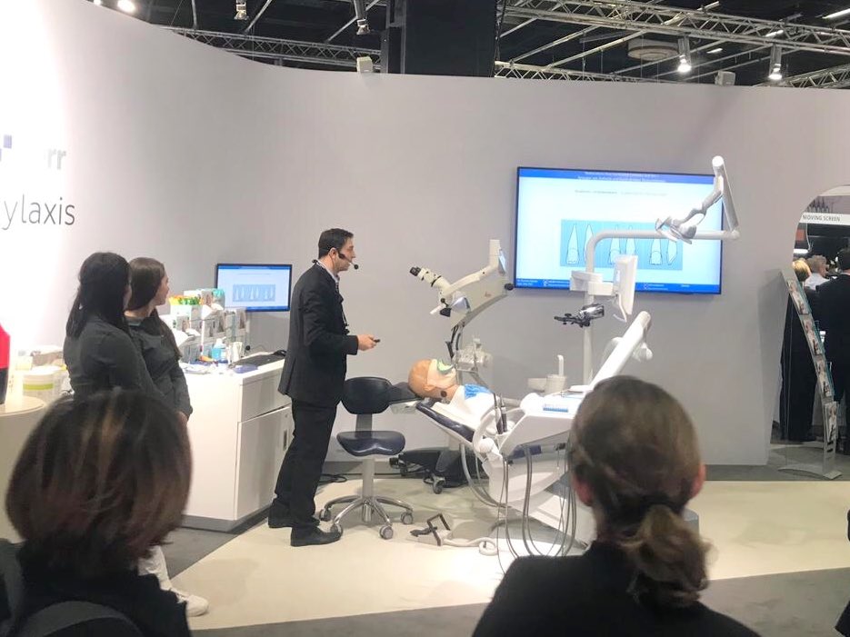 docgomez's tweet photo. El Dr. Gómez durante su presentación en Colonia #Alemania de los nuevos productos dentales de @kavokerreu Es embajador de una de las empresas punteras del sector odontológico. 👍🏻
☎️ 96 338 43 85 / 658 159 538
#sonrisabonita #dentista #smiledesing #valencia https://t.co/lWhF6RvgiG