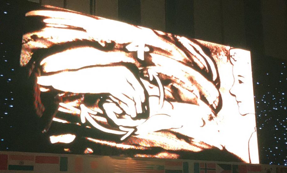 DidierPittet's tweet photo. #APSIC2019 A masterpiece by an Artist working on sand and illustrating the “how to handrub technique” #HandHygiene SAVE LIVES: Clean Your hands https://t.co/uw0IWm0GtB