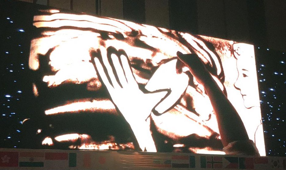DidierPittet's tweet photo. #APSIC2019 A masterpiece by an Artist working on sand and illustrating the “how to handrub technique” #HandHygiene SAVE LIVES: Clean Your hands https://t.co/uw0IWm0GtB