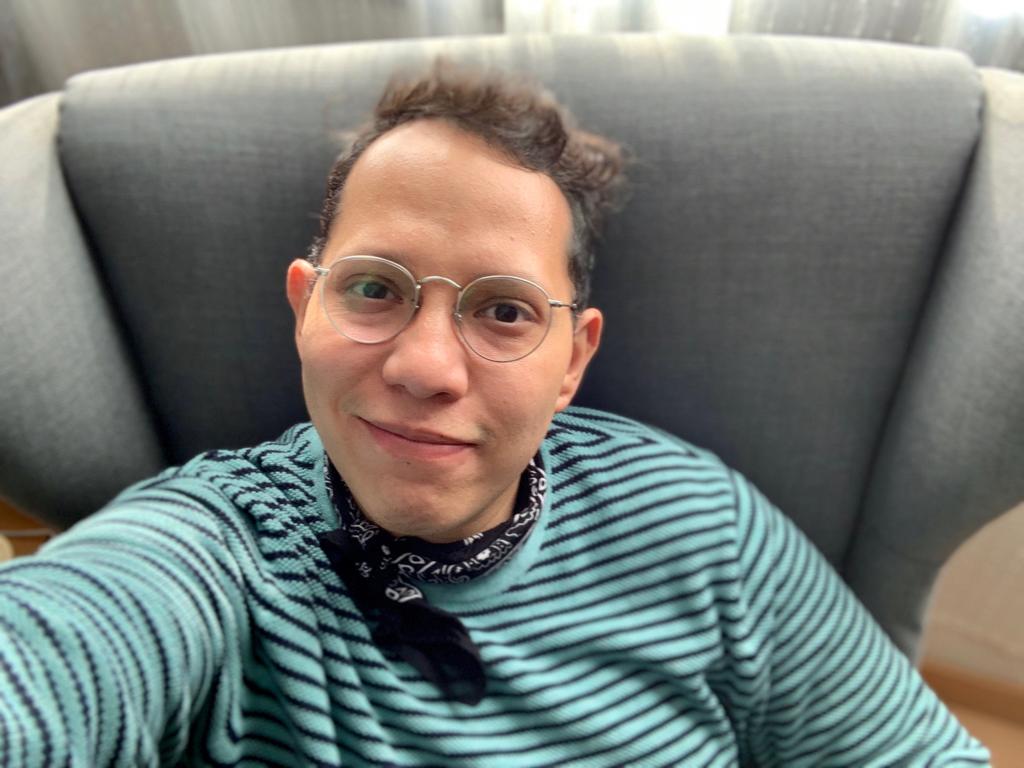 DComanches's tweet photo. Completa nuestra especial mesa de coloquio entre escritores @israelpintor, autor de #LasPuertasDelParaíso y #CursoDeBellezaAmorYSexo, coach literario y profesor-youtuber al frente del #TallerDeEscrituraCreativa: https://t.co/IKSe7YUQv1 #DComanches #culturaSev https://t.co/STUkFuDolY