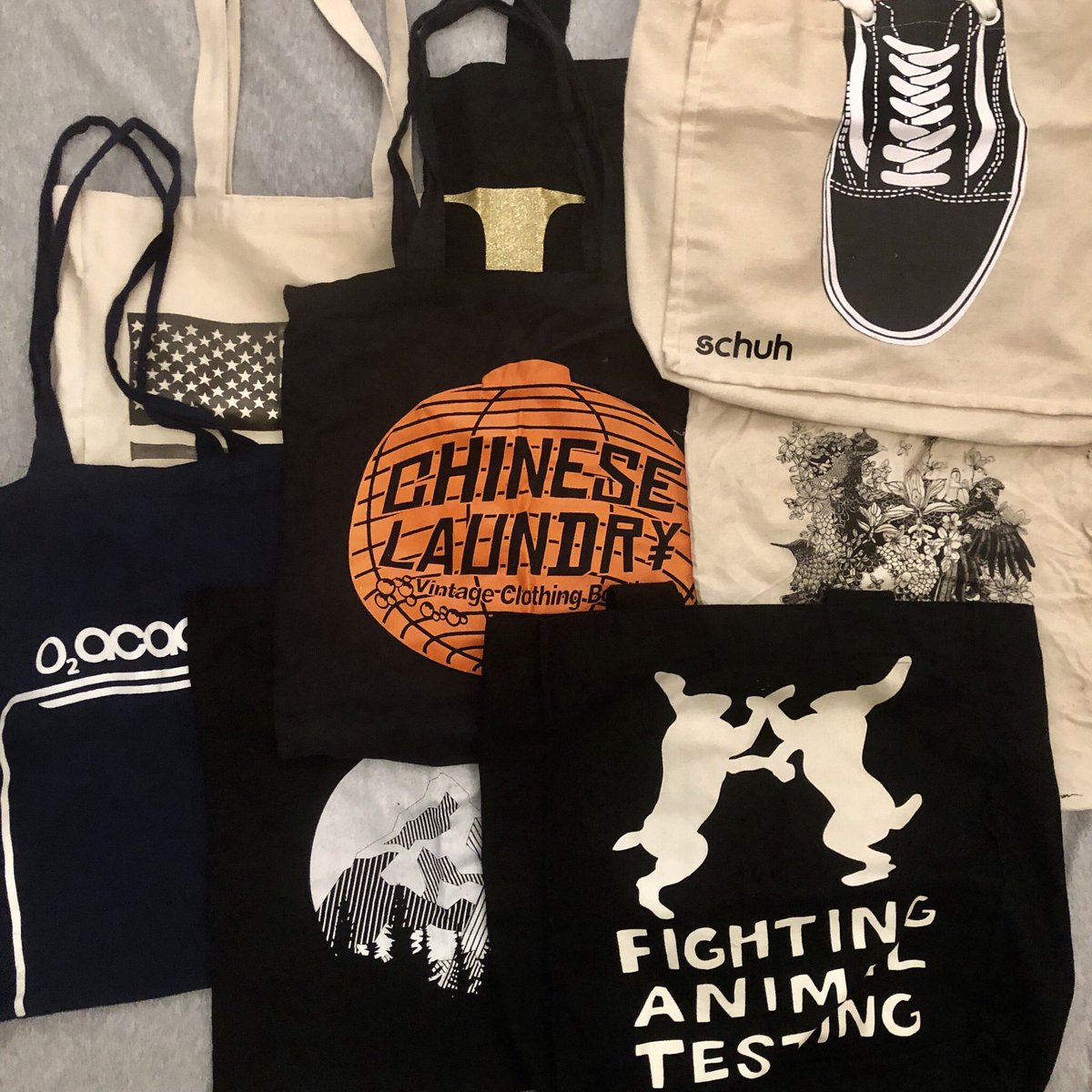 EcoKevi's tweet photo. Do you have a #totebag ?π Theyβre a great alternative to #singleuse plastic bags // For those who are more #crafty and want to #upcycle you can make an old t-shirt into a tote bag - there are plenty of tutorials on Youtube and Pinterest β»οΈ #smallchangesbigimpacts ππ https://t.co/PoXemjcWjZ