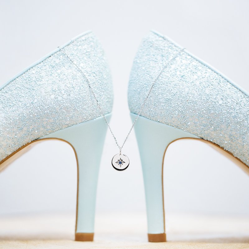 Argyor_ES's tweet image. ¡Reinventamos el #AlgoAzul de las novias! Porque el mejor amuleto es quien te acompaña, descubre nuestra propuesta más original. 💙 colecciones.argyor.com/algo-azul