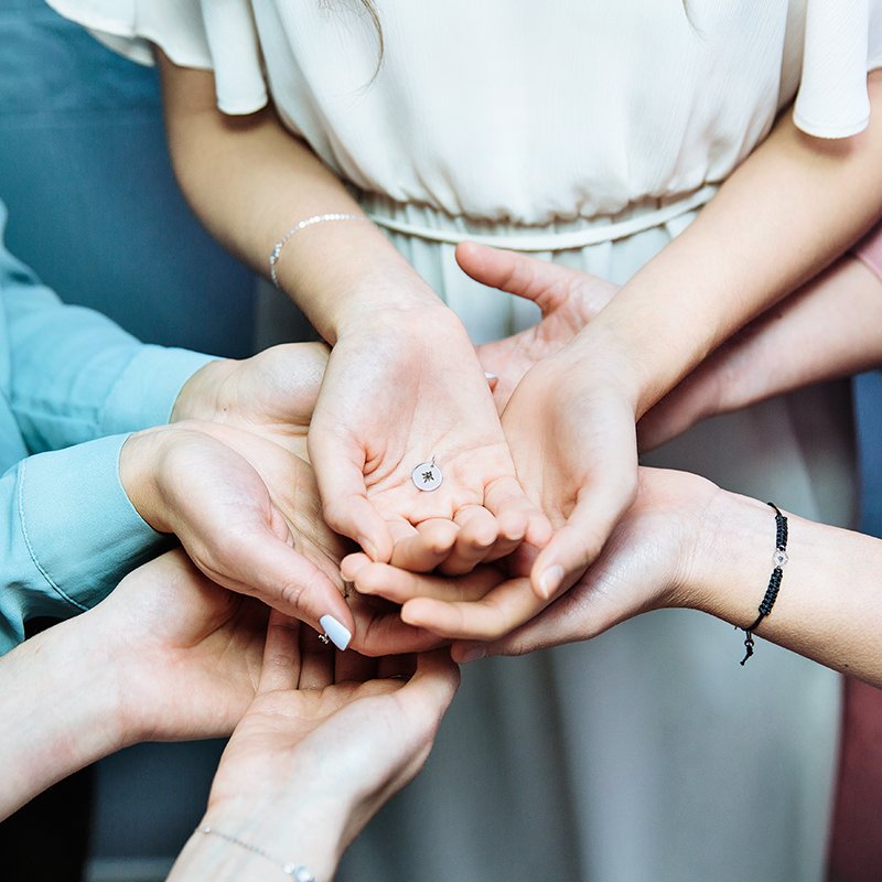 Argyor_ES's tweet image. ¡Reinventamos el #AlgoAzul de las novias! Porque el mejor amuleto es quien te acompaña, descubre nuestra propuesta más original. 💙 colecciones.argyor.com/algo-azul