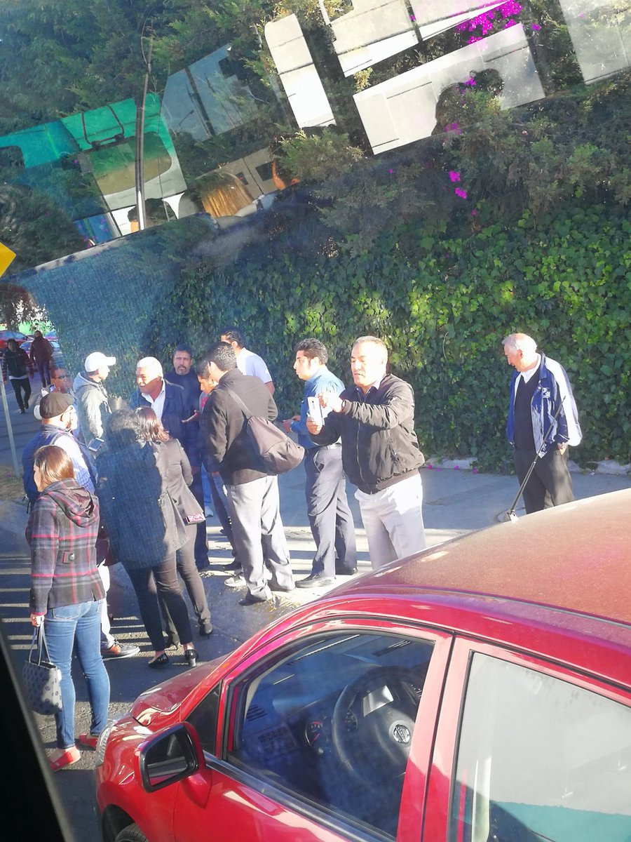 Alberto38180467's tweet photo. @CDMX_SEMOVI @andreslajous @Claudiashein porque permiten que la ruta 5 de Santa Fe afecten y amenacen a cientos de personas solo porque quieren un "territorio", urge su intervención https://t.co/jdbYACPXkm