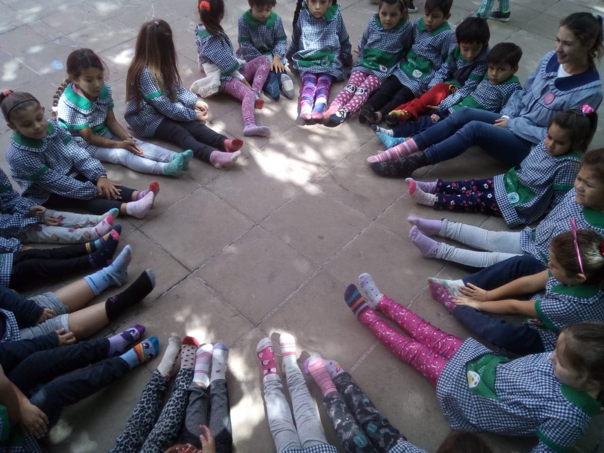 eligiuliani_'s tweet photo. Comparto la propuesta del Jardín de Infantes NRO 904 de Alberti. Hoy los niños llegaron al jardín luciendo sus medias en adhesión a un motivo muy especial bajo el lema " Nuestra Infancia Siempre ♥️" https://t.co/txQJbCJwq1