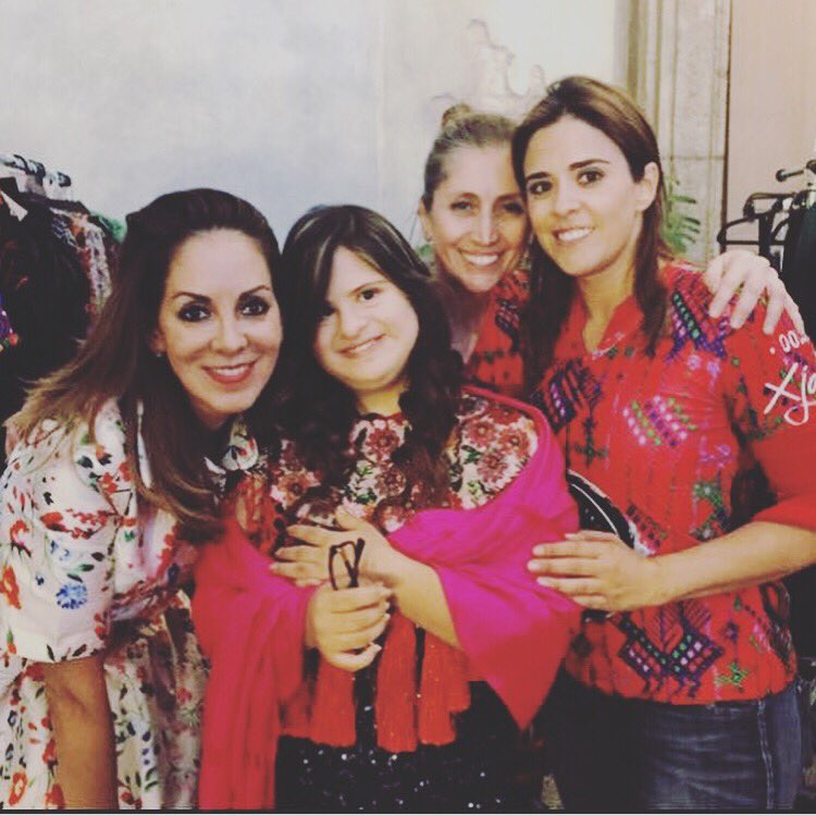 mariroussv's tweet photo. Isabella Springmuhl es una diseñadora de moda nacida en Guatemala.Sus diseños han sido exhibidos en International Fashion Showcase de la Semana de Moda de Londres te mando un abrazo fuerte con mucho cariño, un gran honor conocerte #isabellaspringmuhl #diamundialdelsindromededown https://t.co/etDGIzCZ6d