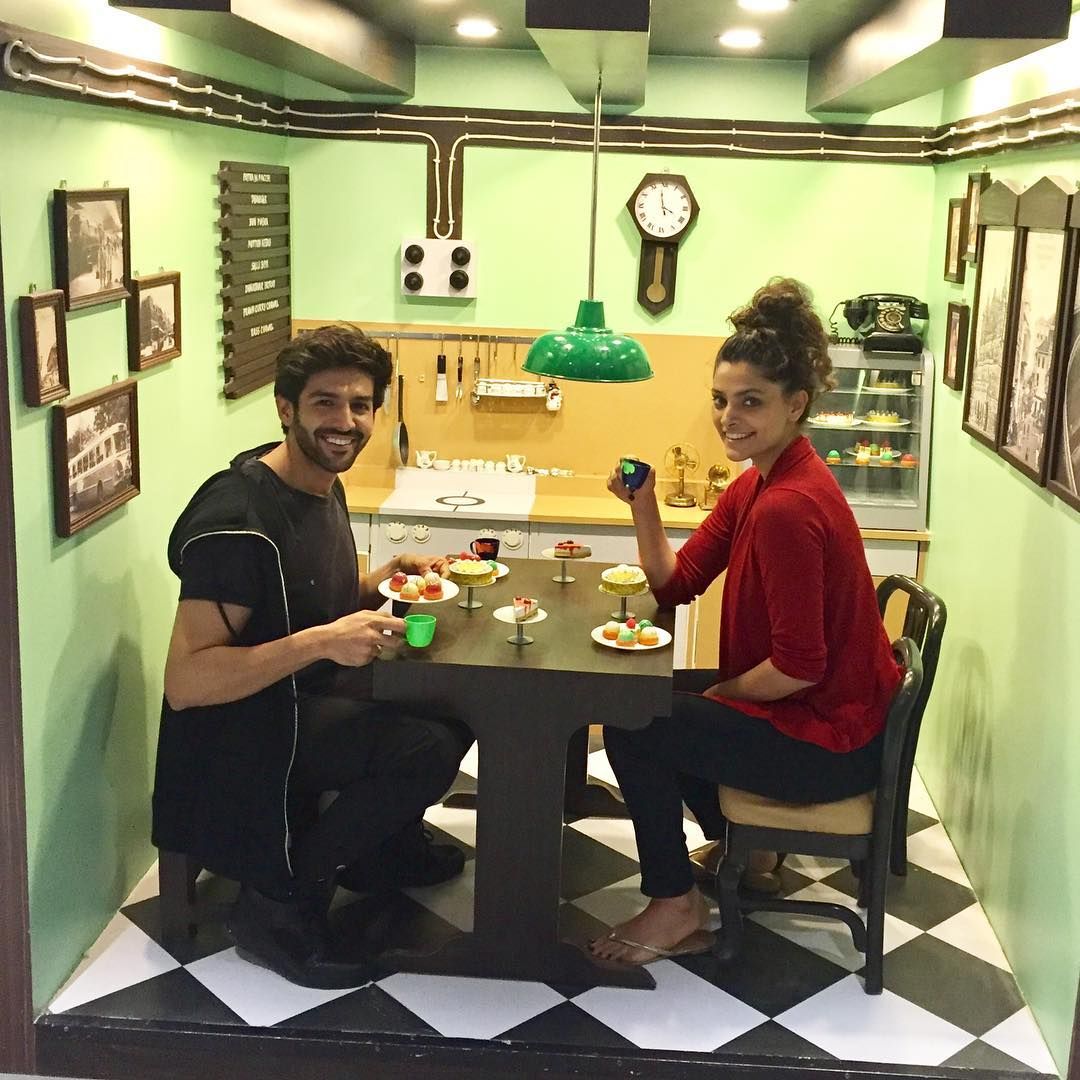 saiyamikherfans's tweet photo. OMG MY TWO BAESS😍 😍 😘 
#SaiyamiKher #KartikAaryan #Gorgeous #Beauty #Indian #Bollywood #Actress #Follow4Likes #Follow4Updates #Marathi #MarathiActress #Model #Outfit #Fashion #Makeup https://t.co/l0i81SGX6r