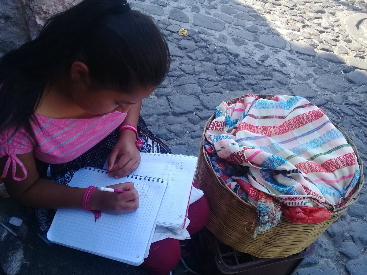 SergioPatgher's tweet photo. Vendiendo tortillas, haciendo tarea.
#NoHayPretextos 
#QuererEsPoder https://t.co/JrGx1Ae9lC