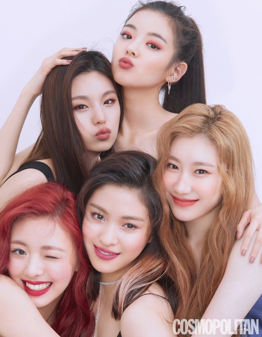 Koreative_INA's tweet photo. Brand kosmetik @MACcosmetics mengajak @ITZYofficial berpesta dalam pictorial terbaru untuk majalah #Cosmopolitan Korea 2019. Pemotretan ini menjadi pemotretan majalah perdana bagi #ITZY. Mereka juga diumumkan akan tampil di KCON Jepang tanggal 18 Mei nanti. 💄 #Koreative https://t.co/c7zoVmEGG8