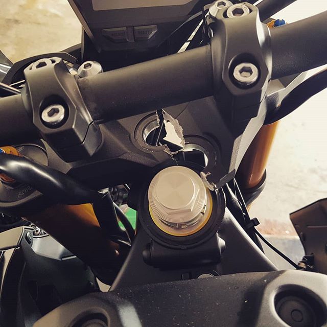 twitchelAU's tweet photo. That's gonna buff out, right? #smidsy #crash #imsad https://t.co/vxltlQIFcF https://t.co/UMIy8M8W3k