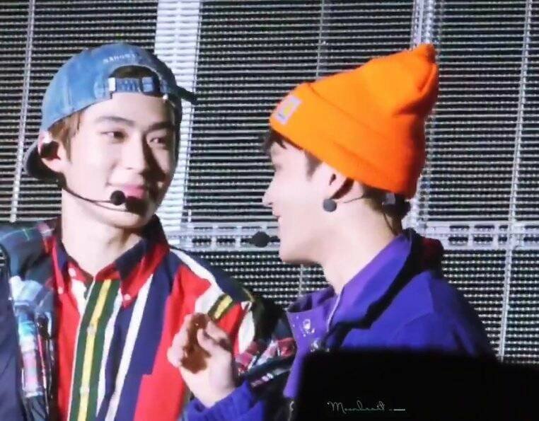 taeil & jaehyun moment caught by op camera ;____; carrot beanie boy & peachies boy [♡]~ the ways jaehyun looking at taeil with full of smile & adorableness 