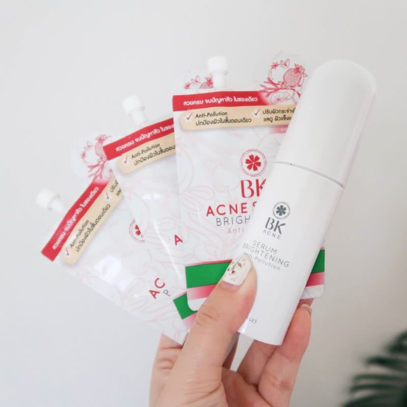fonfondly's tweet photo. บอกเลยว่าซื้อตุนไว้แน่นๆ BK Acne Serum แบบซองไว้พกไปต่างประเทศมั่นใจว่าเป็นเซรั่มตัวเดียวที่ไม่แพ้ ช่วยบำรุงผิวไม่ให้เกิดสิวแถมให้ความชุ่มชื้นด้วย  แบบขวดพกติดบ้านไม่เคยขาด เวลาเพื่อนปรึกษาเรื่องสิวก็จะให้เอาแบบซองไปใช้ด้วย เพื่อนหลายคนติดใจก็ไปจัดแบบขวดเหมือนกัน https://t.co/v4WgWnOIbH