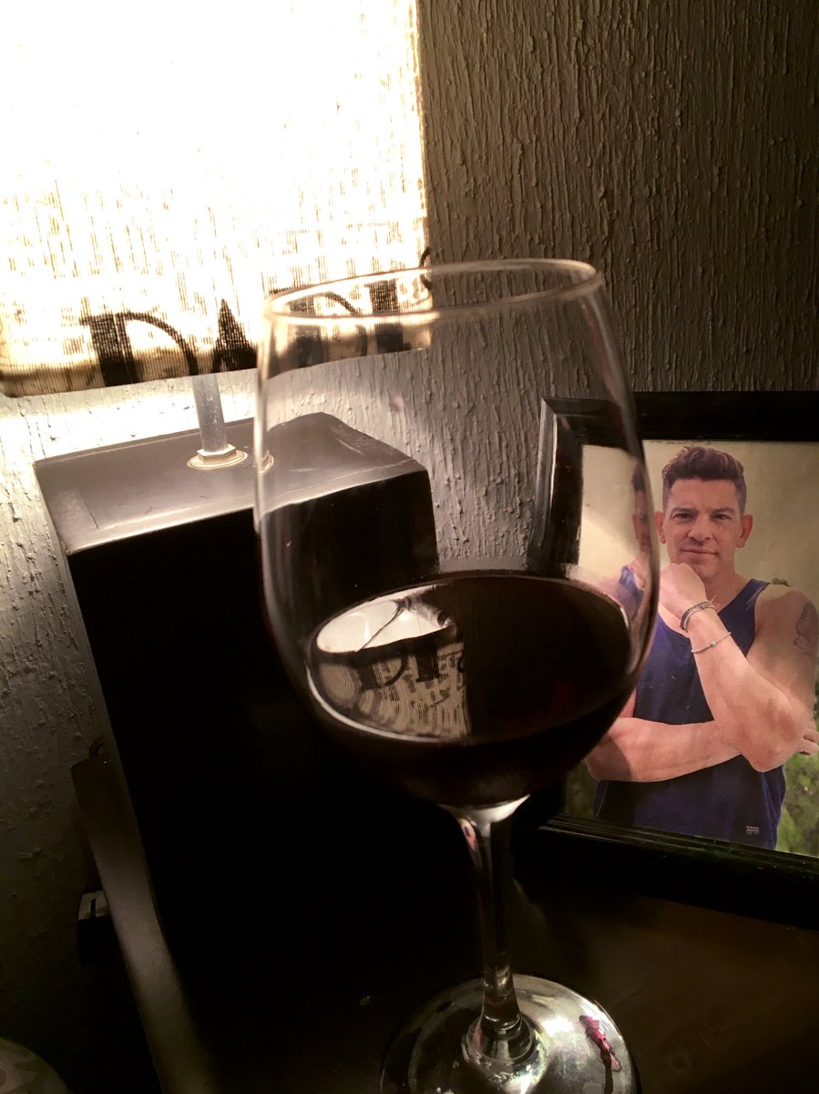 FlorMarqzM's tweet photo. Salud por ti @yahirmusic por tu vida, por tu música ❤️ #FelizCumpleYahir https://t.co/27NkVELIH0