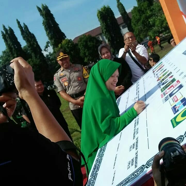 aziz_on7's tweet photo. Ketua DPC PPP purbalingga Hj. Nurul Hidayah Supriati bersama para kader~kader PPP Menghadiri Deklarasi Pemilu Damai Di Alun ~ Alun Purbalinggaa juma't 22 Maret 2019 dan masing Ketua Partai mendatangani  untuk kesepatakan Pemilu Damai tersebut... https://t.co/m3Sg9iQxhi
