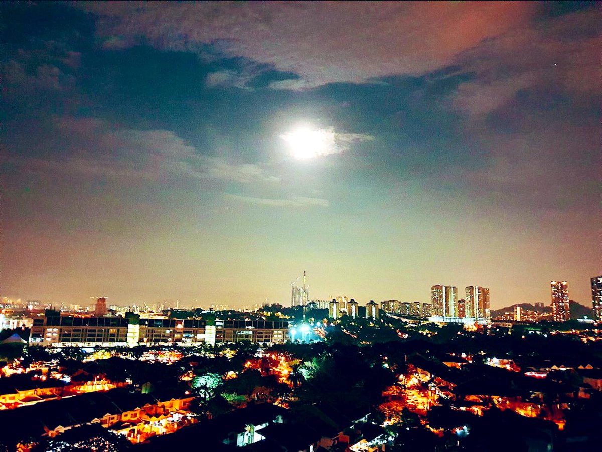 imee_ooi's tweet photo. 今晚的Supermoon皎洁亮丽。亦是
农历二月十五佛陀涅槃日,兴都教的Holi圣节,太上老君诞,也是Equinox,更刚好是。。我的生日。下了班在阳台上对着月亮许了愿,祈愿地球能因为大家的修行回向而逐渐康复,人们和所有寄居在她怀里的生命皆得安乐。#MettaToAll https://t.co/FclEAkH6Eu