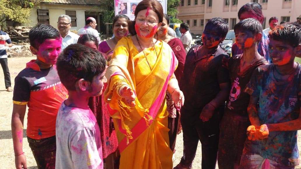 mukta_tilak's tweet photo. भोई प्रतिष्ठान आयोजित 'रंग बरसे'या उपक्रमात सहभागी होऊन विशेष मुलांसोबत रंग खेळून आनंद घेतला. https://t.co/XaSZSrBCW4