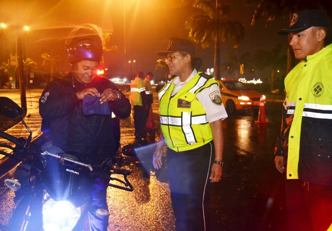 CTEcuador's tweet photo. [ Guayas ] El Director Ejecutivo @JimmyNegrete y la Comandante @Aracely3617 de @CTEcuador, estuvieron en el operativo liderado por el Gobernador @raulclementelh, con el apoyo de
@Int_Policia, @PoliciaEcuador, @FFAAECUADOR y @ATMGuayaquil.
#CTEContigo https://t.co/9KfjupQqzE