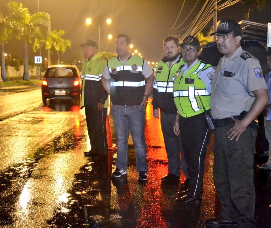 CTEcuador's tweet photo. [ Guayas ] El Director Ejecutivo @JimmyNegrete y la Comandante @Aracely3617 de @CTEcuador, estuvieron en el operativo liderado por el Gobernador @raulclementelh, con el apoyo de
@Int_Policia, @PoliciaEcuador, @FFAAECUADOR y @ATMGuayaquil.
#CTEContigo https://t.co/9KfjupQqzE