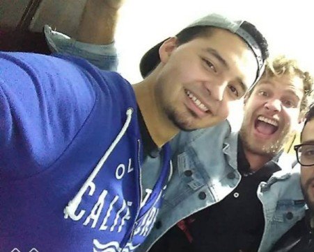 wicional's tweet photo. @hagalau @Altavozfest #OscurisimaTrinidadHagalaU yo quiero ganaaar! Respuesta a la pregunta: Comandante Cobra estuvo en @Altavozfest en los años 2012 y 2015. *foto con gary vocal de código rojo* https://t.co/1xmDO3mwGB