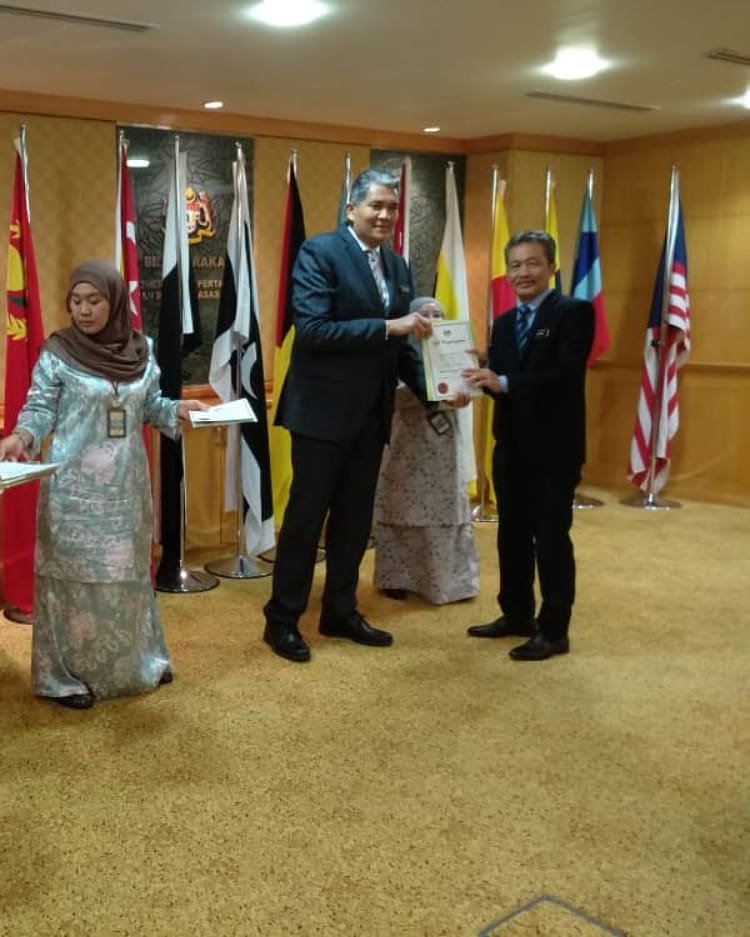 LKIM_Malaysia's tweet photo. Penyampaian Sijil Penghargaan Pencapaian Terbaik Penilaian Outcome (JKPO) dan Pematuhan Amalan Terbaik Pengurusan Projek (Inspektorat) 2018 JPM ICU kepada LKIM telah disempurnakan oleh YBhg. Dato' KSU MOA kepada YBrs. TKP(P) LKIM.
#moa
#lkim
#RevolusionerIndustriPerikanan https://t.co/6jRcVu8HWW