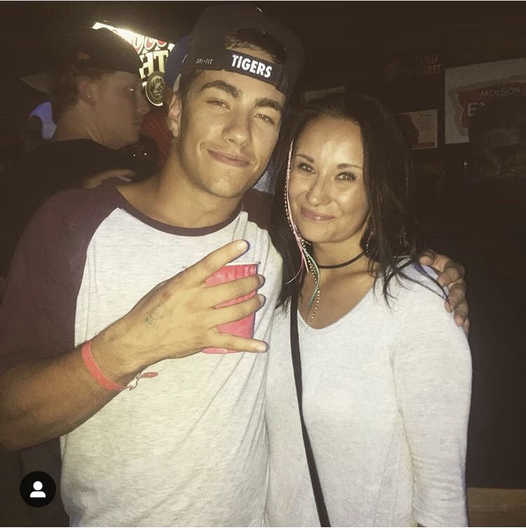 McNabb_90's tweet photo. Always wanted a brother but got blessed with a sister, strongest women I know , wouldn’t be where I am today without her #secondmom https://t.co/51prHzGjVc