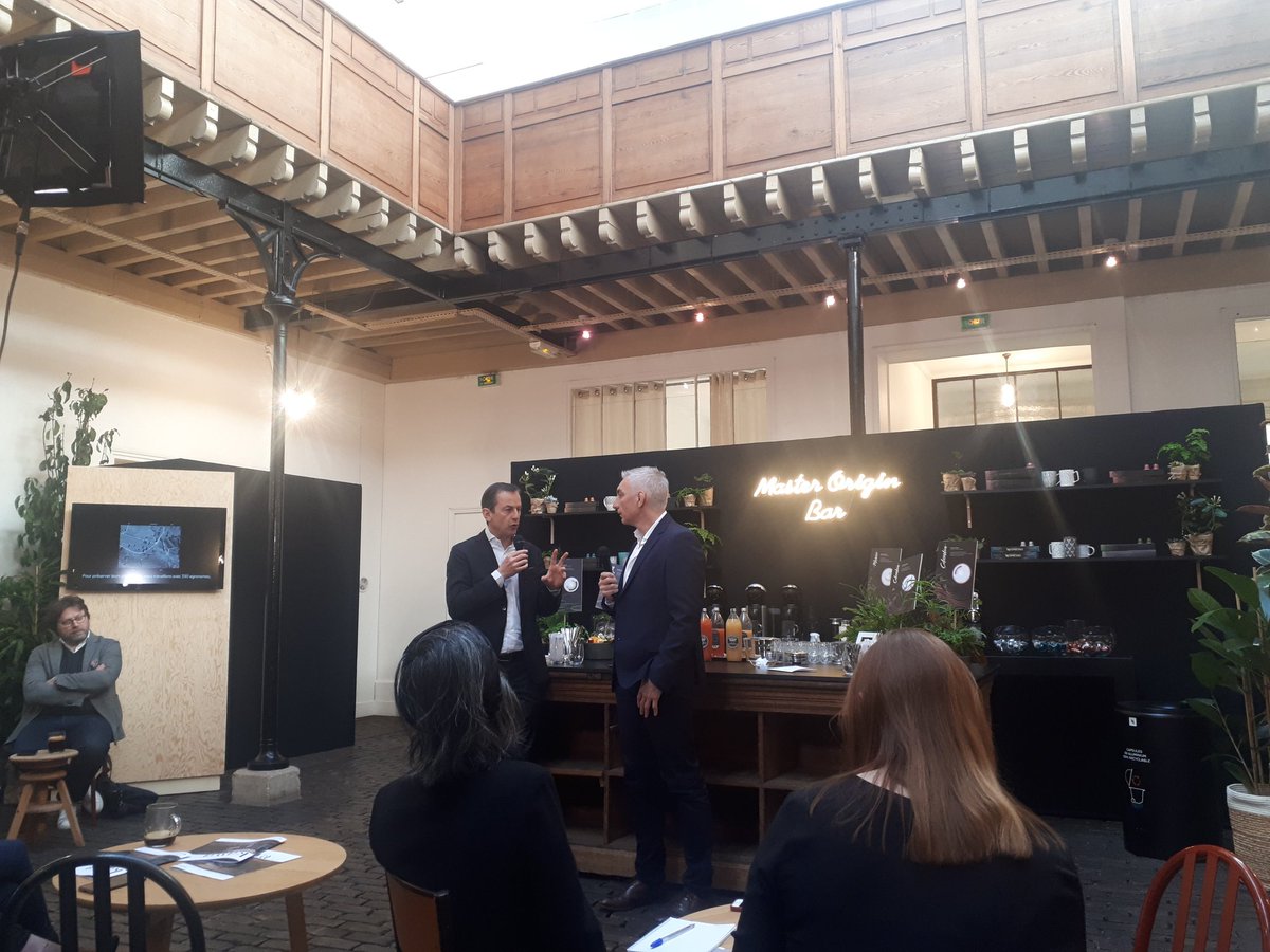 BenPerdreau's tweet photo. Les principaux enjeux #RSE de la production de café sont liés au #changementclimatique : érosion des sols, stress hydrique, agroforesterie et sur la juste rémunération des producteurs selon @DeschampsArno
#NespressoCoffeeLab #Environnement https://t.co/HfHICZhDjw