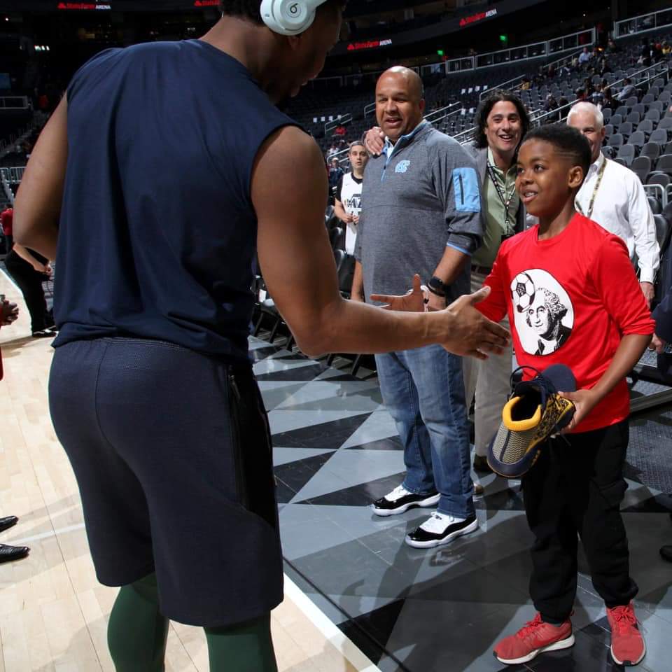 SmileDrDarwin's tweet photo. When the 2 Donovans meet...
#DonovanDaStriker &amp; #DonovanMitchell45 @donovanmitcheII 
Thanks for an amazing 1st #NBA game experience in #Atlanta https://t.co/JlBtSTywBt